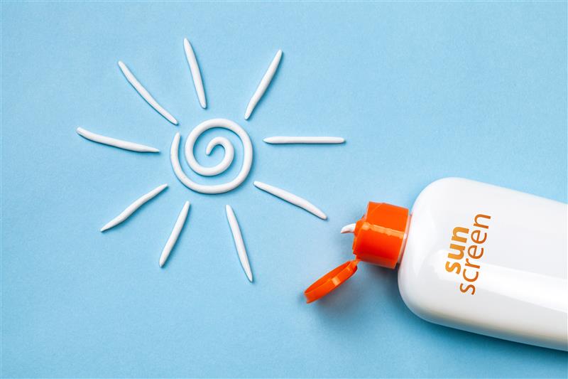 sunscreen-cream-form-sun-blue-background-with-white-tube (1)